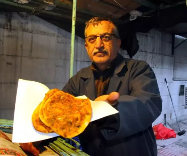 56 Yıllık Lahmacuncu, Tablasında Günde 800'e Yakın Lahmacun Satıyor