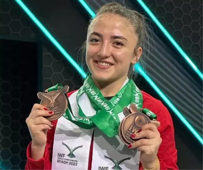 Milli halterci Cansu Bektaş, Dünya Şampiyonası'nda 3 bronz madalya kazandı