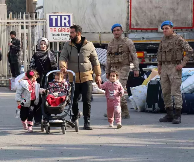 Suriyelilerin Yurtlarına Dönüş Heyecanı Cilvegözü Gümrük Kapısı'nda