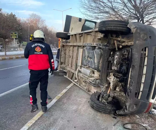 Van'da Minibüs Takla Attı: 2 Yaralı