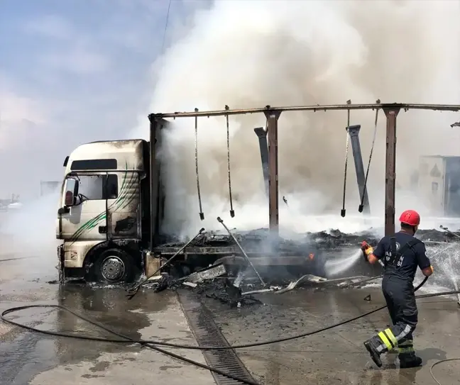 Amasya'da mobilya yüklü tırda çıkan yangın söndürüldü