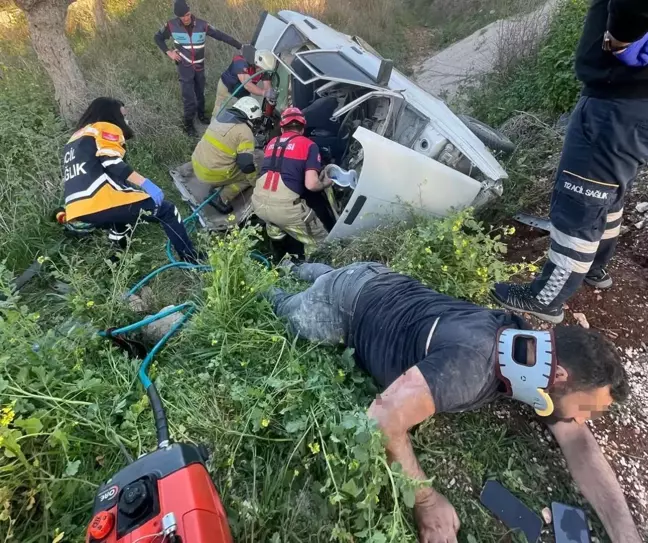 Çeşme'de Feci Kaza: Direksiyon Hakimiyetini Kaybeden Araç Şarampole Devrildi