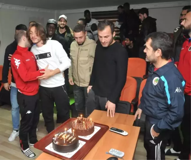 Alanyasporlu Taha Yalçıner'e Doğum Günü Sürprizi