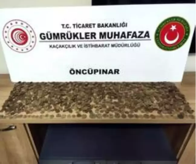 Sınır kapısında bin 380 adet tarihi sikke ele geçirildi