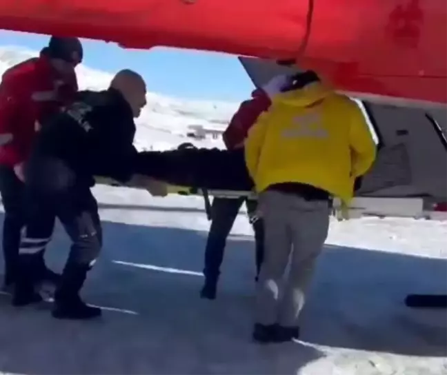 Van'da Şiddetli Karın Ağrısı Şikayeti Olan Hasta Helikopter Ambulansla Hastaneye Kaldırıldı