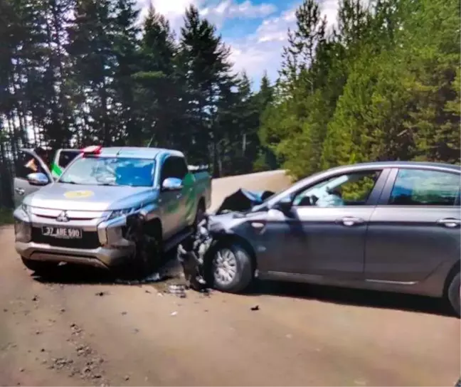 Kastamonu'da kamyonet ile otomobil çarpıştı: 3 yaralı