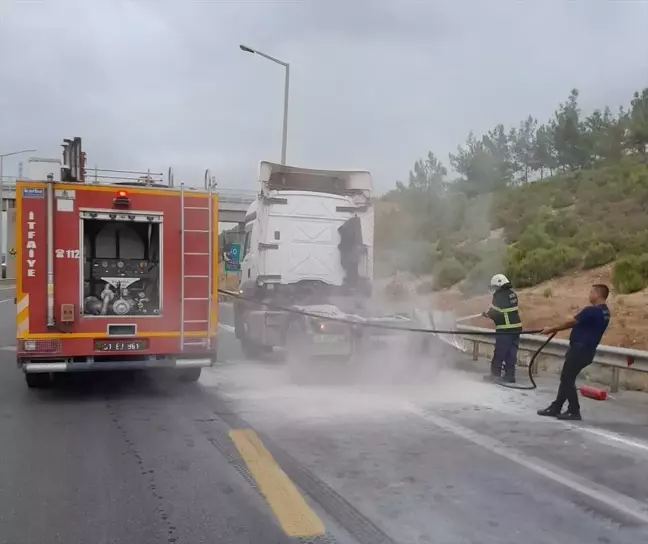 Hatay'ın Belen ilçesinde seyir halindeki tırda çıkan yangın söndürüldü