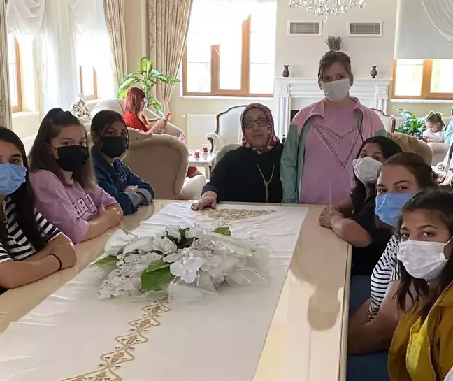 Vali Şentürk'ün Eşi Münevver Şentürk, Çocukları Misafir Etti