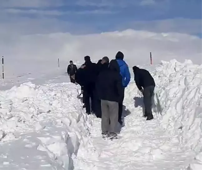 Erzurum-Tekman yolunda kar yağışı nedeniyle geçit kapanınca vatandaşlar küreklere sarıldı