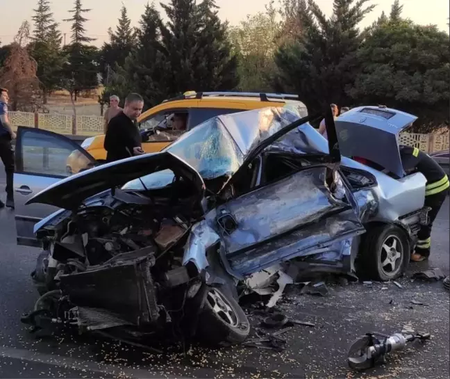 Akşehir'de Tır ile Çarpışan Otomobilde 2 Kişi Hayatını Kaybetti