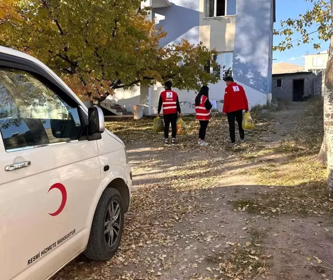 Kızılay Adilcevaz'da İhtiyaç Sahibi Ailelere Kış Yardımı