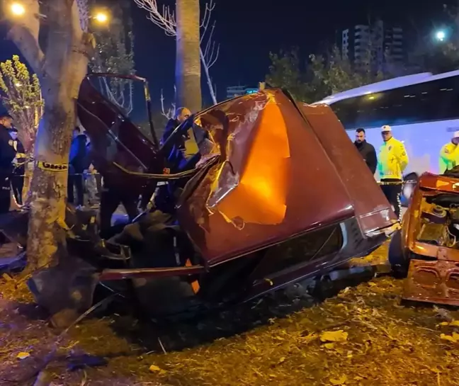 Adana'da Otomobil Kazası: Sürücü Hayatını Kaybetti, 2 Yaralı