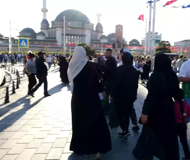 Taksim'de turist avcısı dilenciler kameraya yakalandı