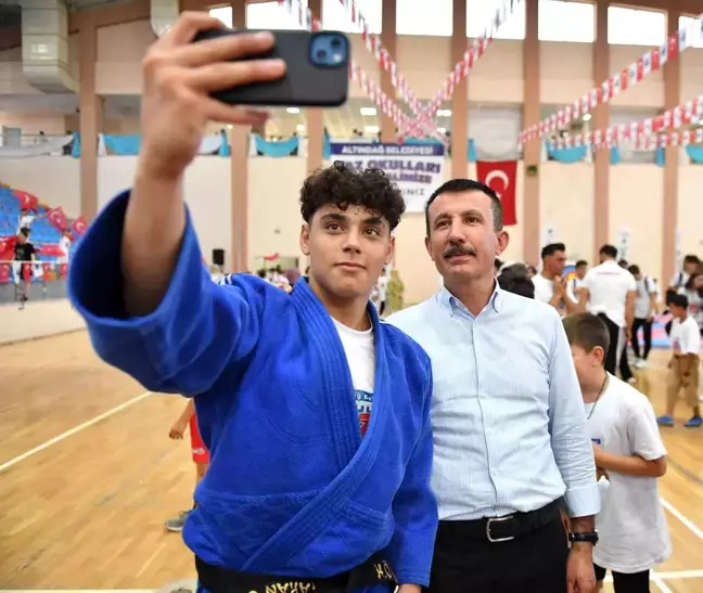 Binlerce genci buluşturan Altındağ Belediyesi Yaz Okulları Festivali
