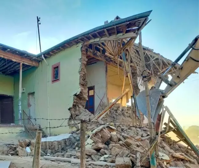 Yazıhan'da depremden etkilenen evler yıkılıyor