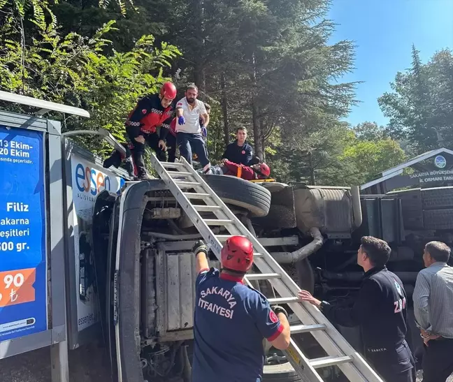 Sapanca'da Atık Yüklü Tır Devri, Sürücü Yaralandı