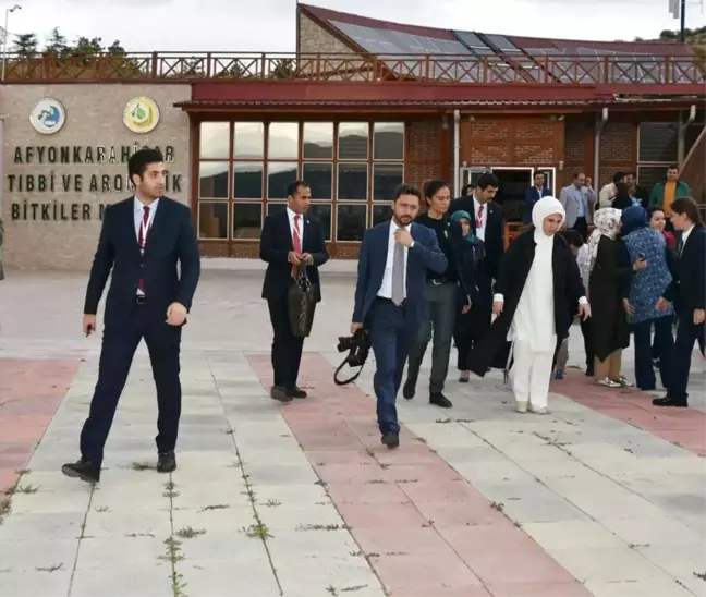 Emine Erdoğan Tıbbi ve Aromatik Bitkiler Merkezi'nde İncelemelerde Bulundu