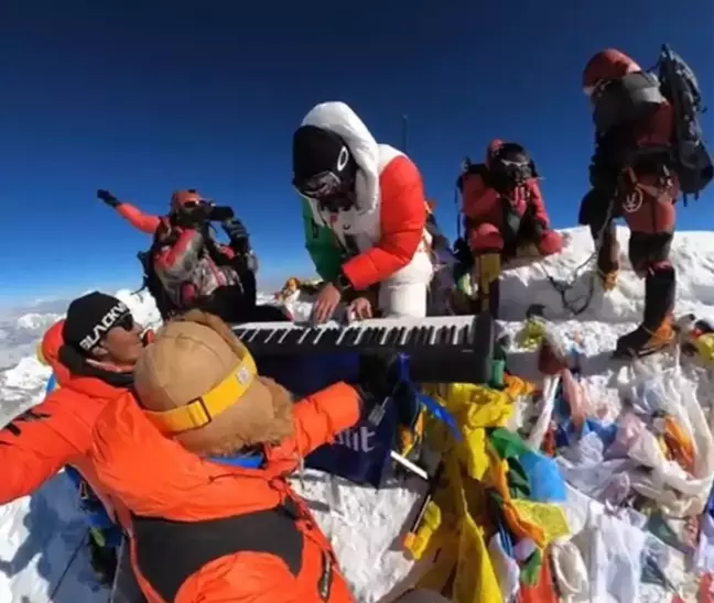 Everest Dağı'nın zirvesinde org çaldı