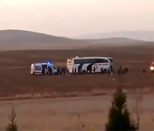 Konya'da yolcu otobüsü traktör römorkuna çarptı: 8 yaralı