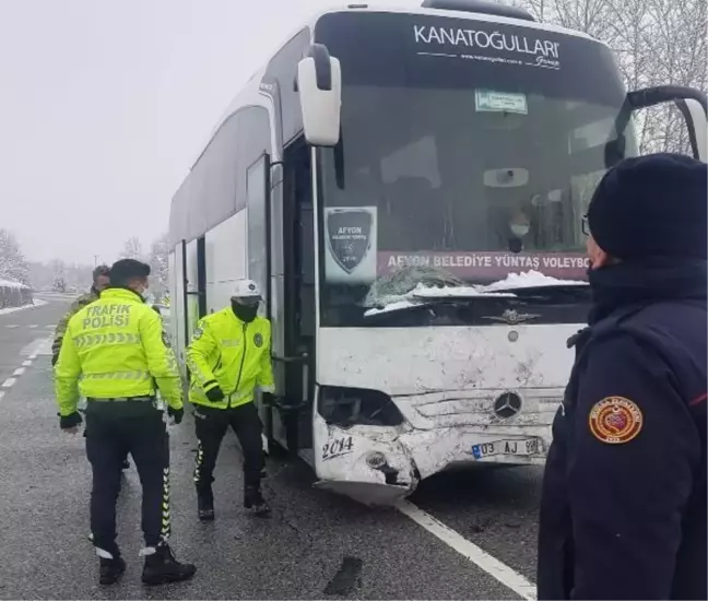 Voleybol Takımını taşıyan otobüs cipe çarptı; 3 yaralı