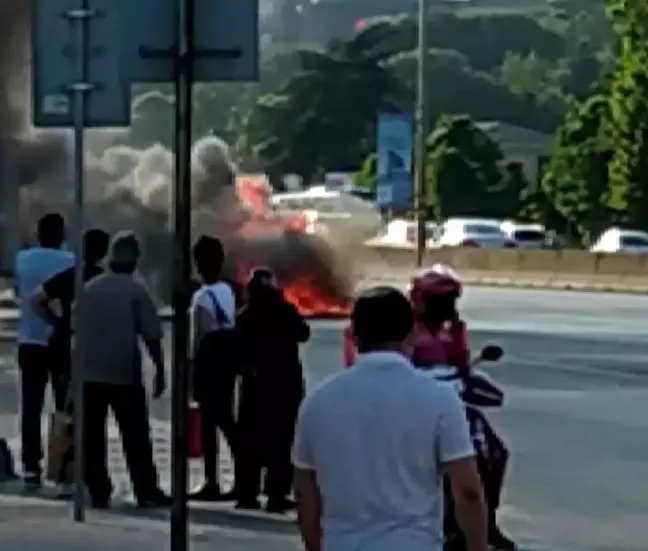 Kadıköy'de trafiğin ortasındaki araç alev topuna döndü