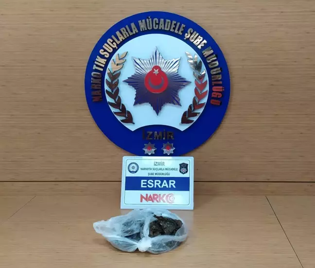İzmir'de havalimanında bir kişinin üzerinde 523 gram esrar ele geçirildi