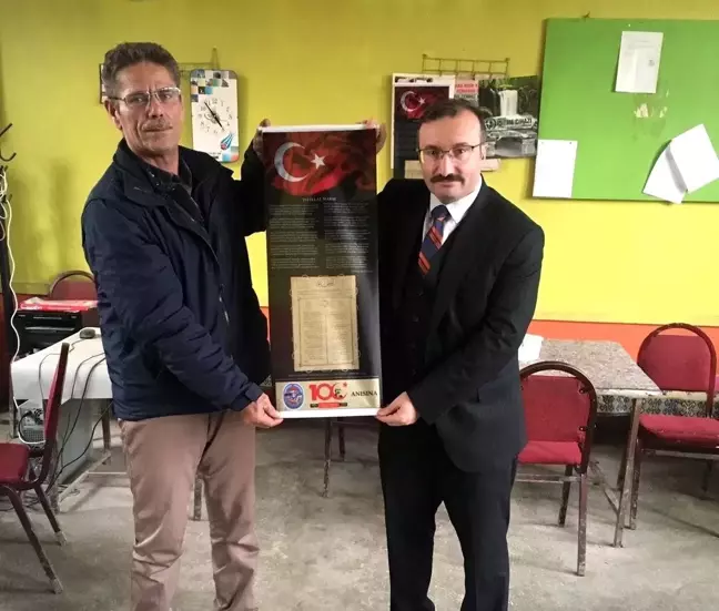 Emet Belediyesi'nden İstiklal marşının yazılı olduğu bez flama dağıtımı