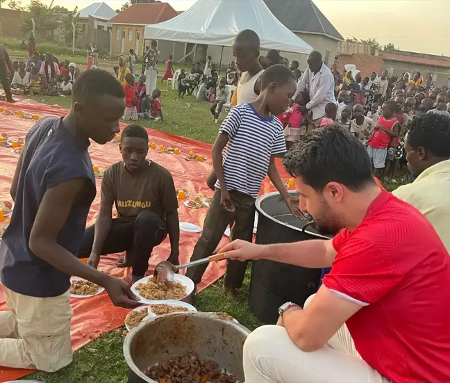 İyilik Hareketi Derneği Uganda'da İftar Sofrası Kurdu