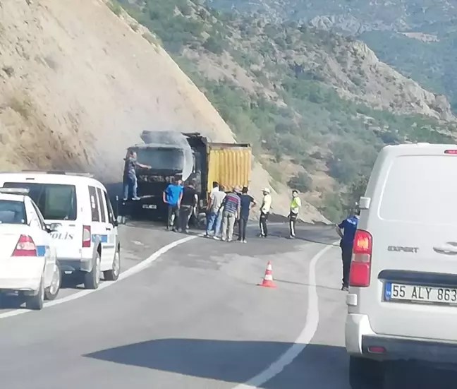 Çorum'un Oğuzlar ilçesinde kamyonda çıkan yangın söndürüldü