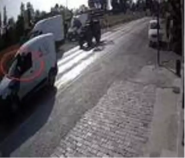 Hafif ticari aracın yayaya çarptığı kaza, güvenlik kamerasında