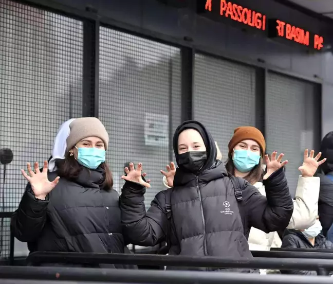 Beşiktaşlı kadın ve çocuk taraftarlardan Başakşehir maçına yoğun ilgi