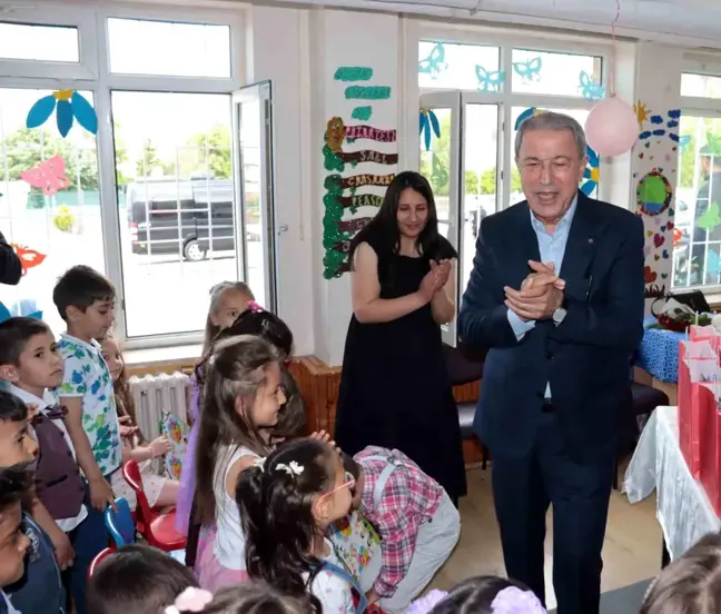 Hulusi Akar öğrencilere karnelerini dağıttı