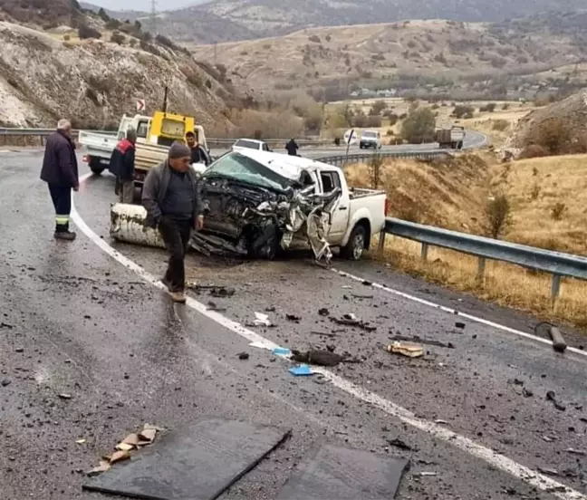 Sivas'ta pikap ile tır çarpıştı: 2 yaralı