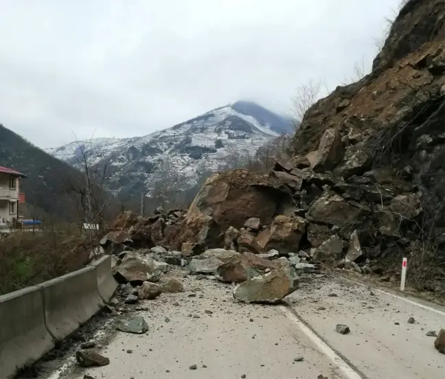 Ordu'da Heyelan, Karayolu Trafiğe Kapandı