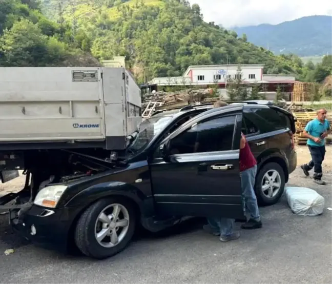 Giresun'da park halindeki tıra çarpan otomobilde 4 kişi yaralandı