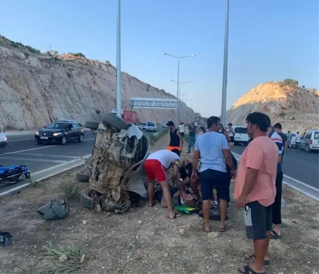 Mersin'de aydınlatma direğine çarpan otomobildeki 4 kişi yaralandı