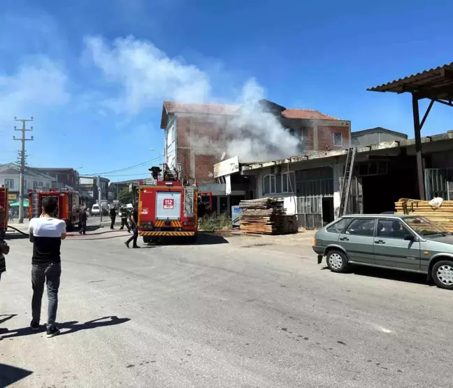 Serdivan'da Metal Otomatik Kapı Sistemleri Dükkanında Yangın Çıktı