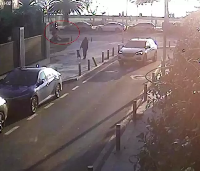 Kadıköy'de Otomobilin Çarptığı Motosiklet Kazası Güvenlik Kamerasında