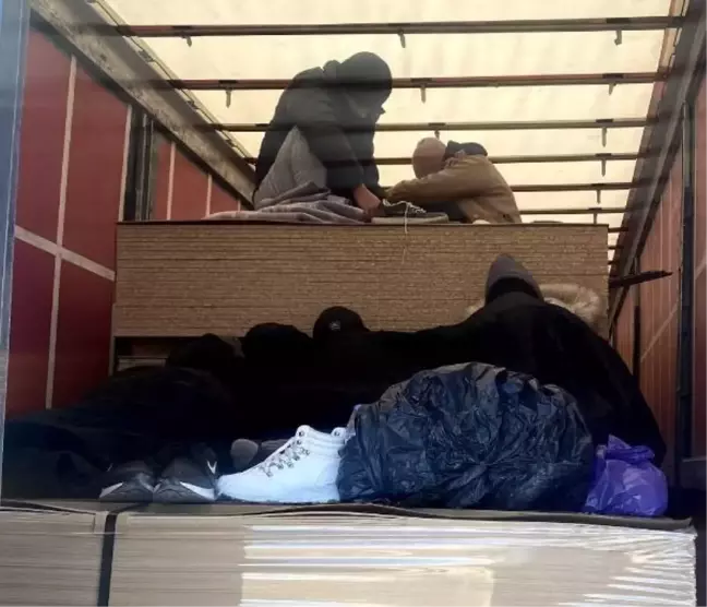 İnegöl'de kaçak göçmenler TIR'ın dorsesinde yakalandı