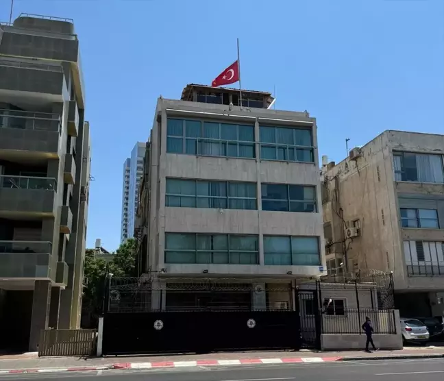 Türkiye'nin Tel Aviv Büyükelçiliği ve Kudüs Başkonsolosluğu'nda bayraklar yarıya indirildi