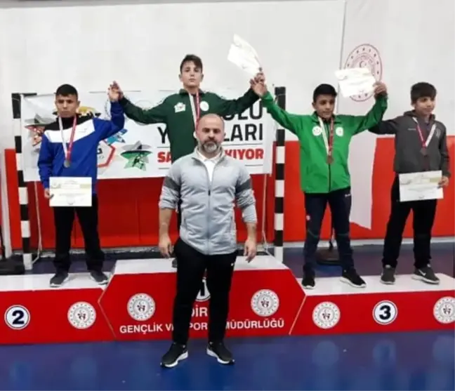 Hendekli güreşçiler gururlandırdı