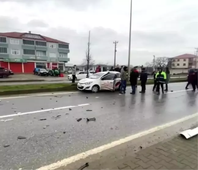 Sakarya'da Tır ve Sürücü Kursu Aracı Çarpıştı: 4 Yaralı