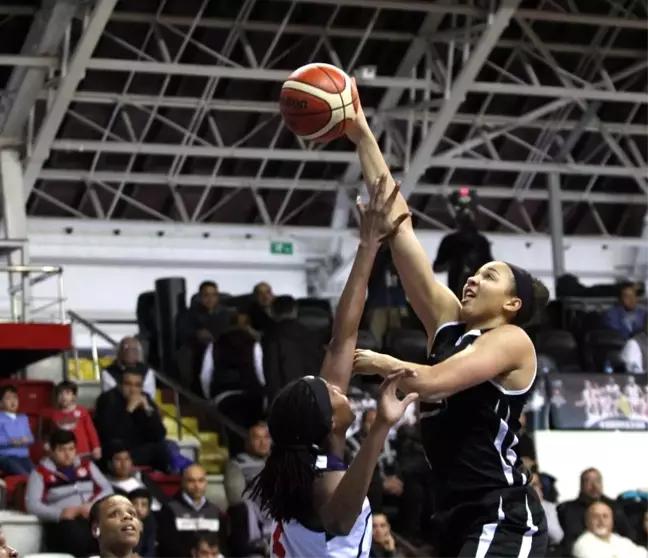 Beşiktaş 3 Oyuncu ile Maçı Kazandı