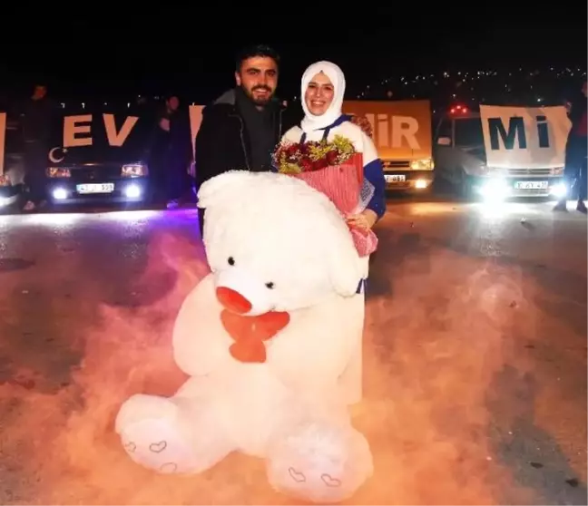 Modifiye araç tutkunundan sürpriz evlilik teklifi