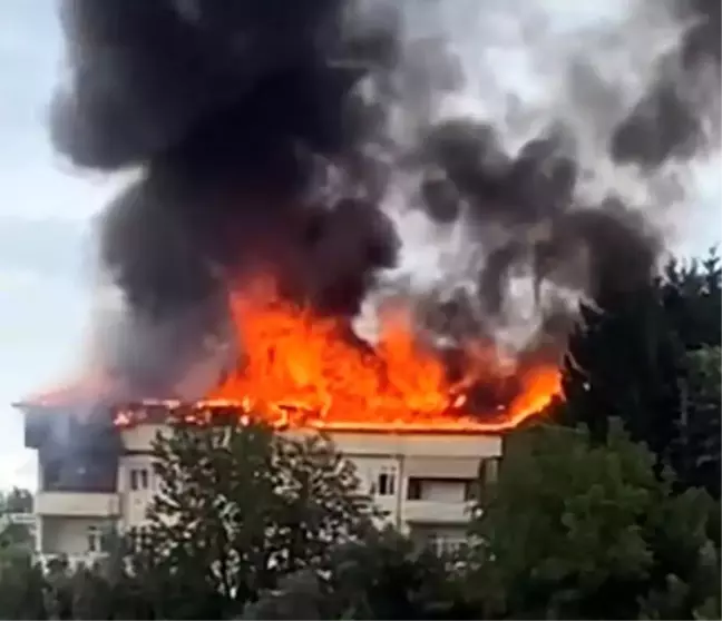 Kocaeli'de erkek öğrenci yurdunda çatı yangını