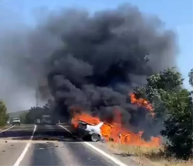 Manisa'da kafa kafaya çarpışan otomobillerden biri alev topuna döndü, 5 kişi yaralandı