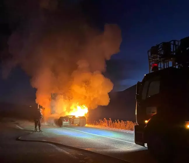 Van'da Seyir Halindeki Tır Alev Alev Yandı