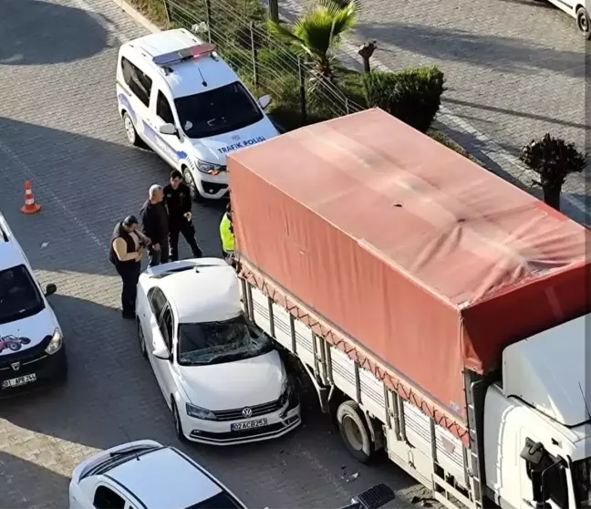 Adıyaman'da Otomobilin Kamyona Çarpması Sonucu 1 Kişi Yaralandı