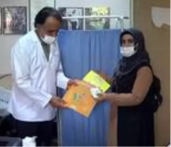 Hastalarına kitap dağıtan aile hekimi, kardelenlere de kitaplık yaptırıyor