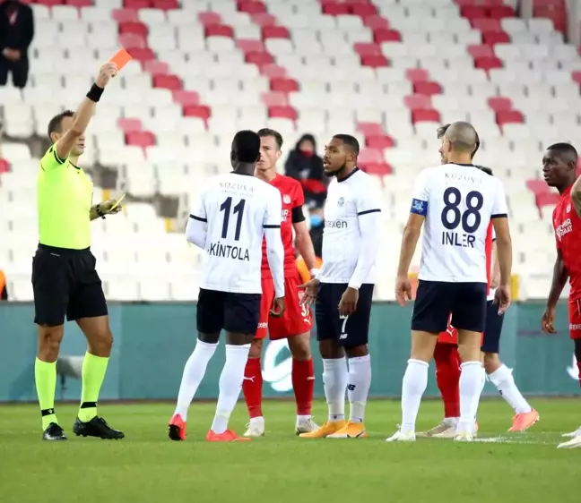 Adana Demirspor'da Babajide Akintola kırmızı kart gördü
